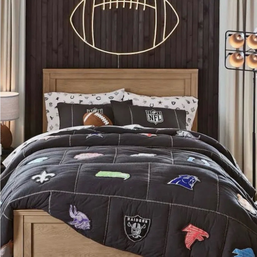 Pottery Barn Twin/TwinXL NFL  Team Patchwork Black Quilt Comforter - Picture 4 of 4